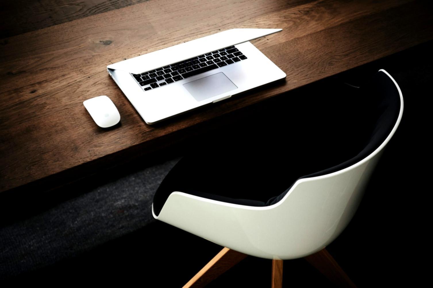 Estudiantes trabajando en equipo en laboratorio de IA industrial con equipos especializados